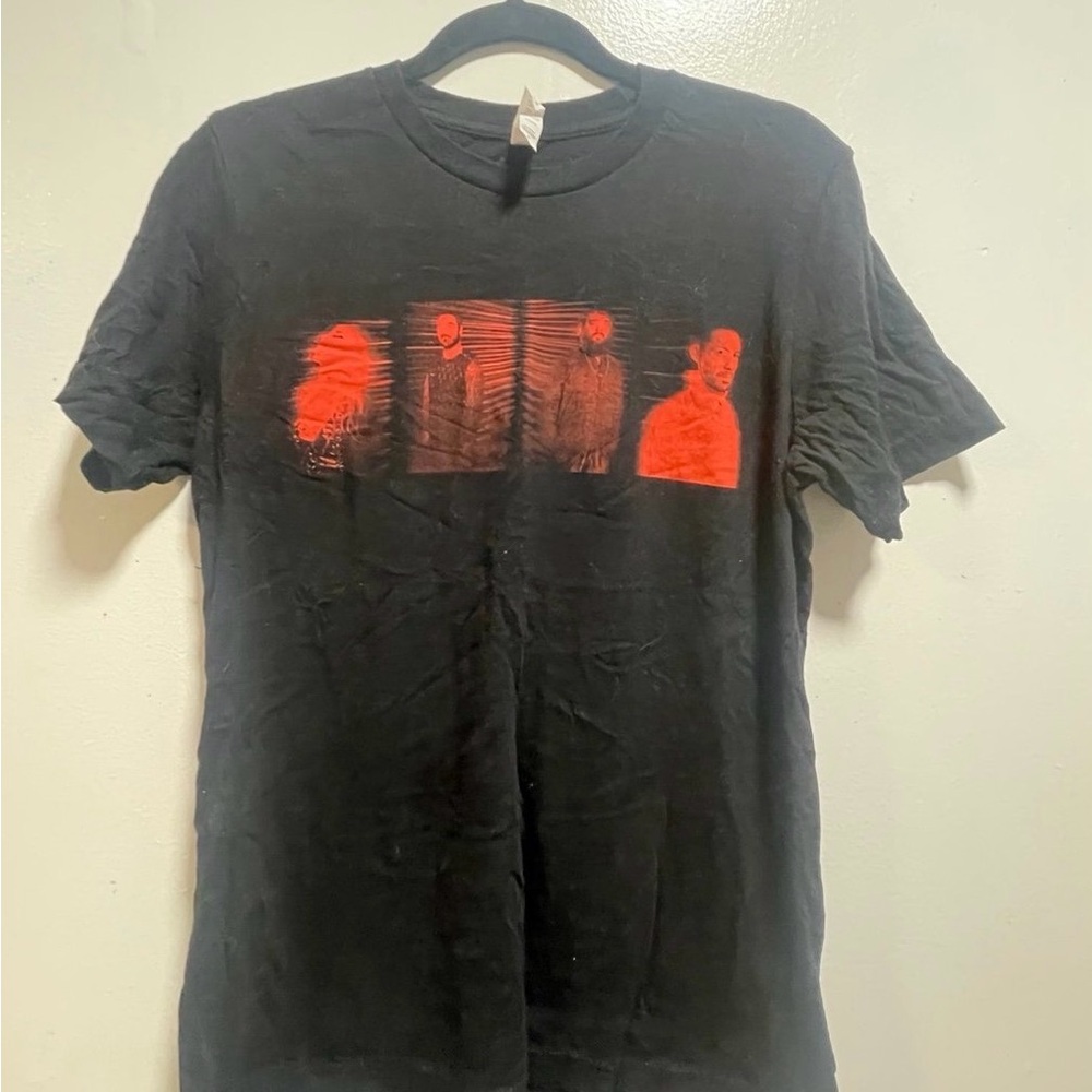 Hiatus Kaiyote Canvas Black Short-Sleeve Tee with Red Band Portrait Graphic